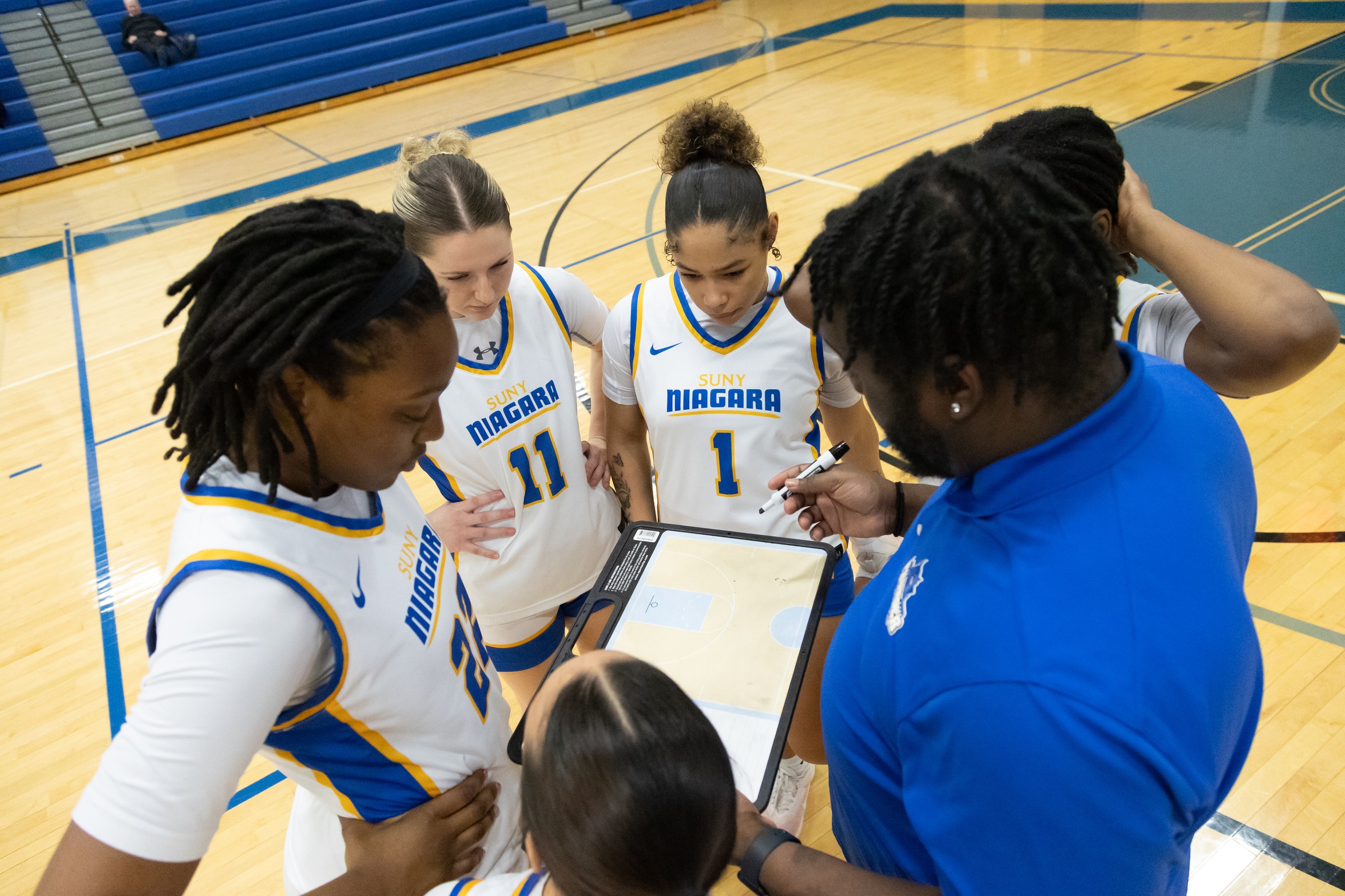 Hall posts program&rsquo;s first 40-point game in 29 years, T&rsquo;Wolves win fourth straight in regular season home finale Sunday